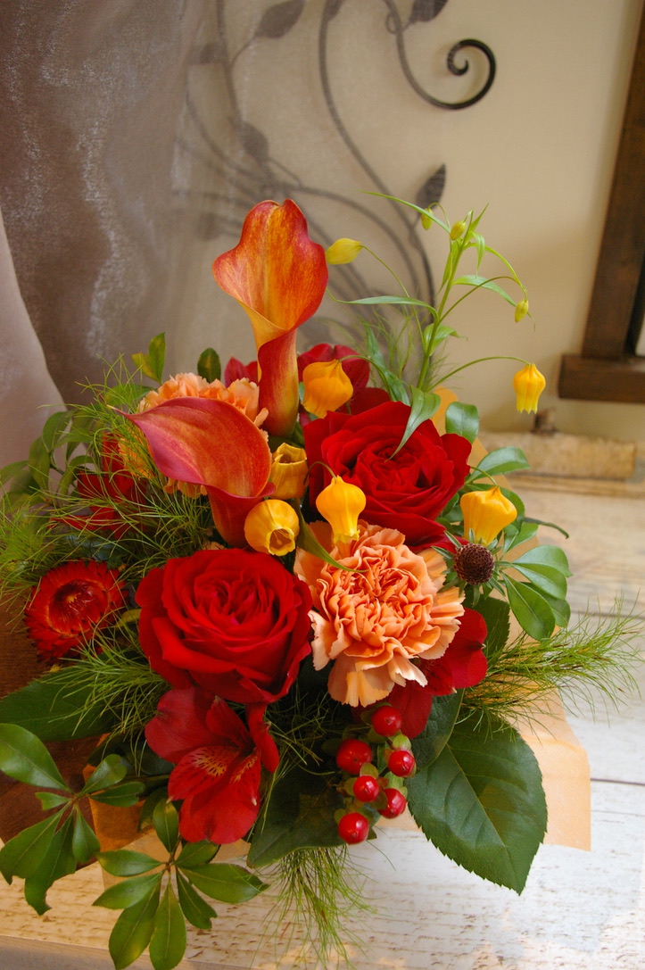 鮮やかな紅とアースカラーのアレンジメント 函館 花屋 マイティーダックスフラワーズ アヒルのマークが目印です